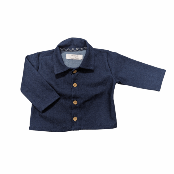chemise bleu marine en jean pliée