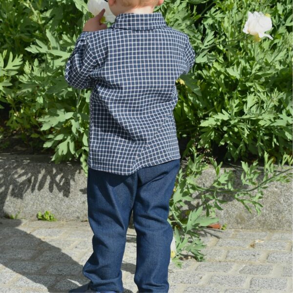 pantalon bleu en jean de dos