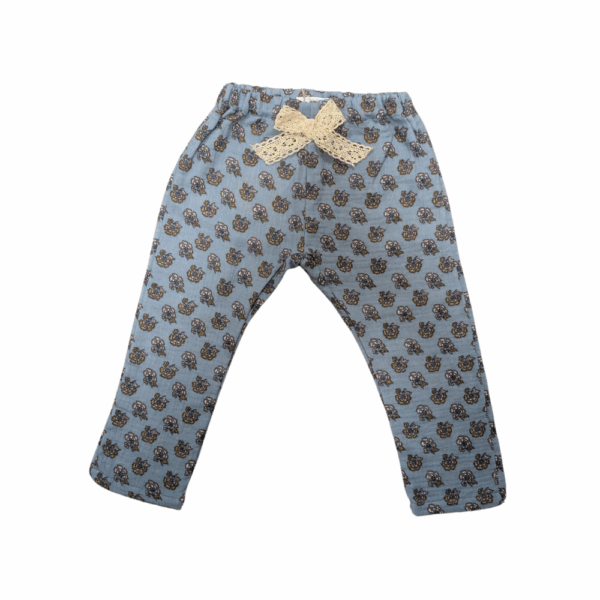 Pantalon bleu fleuri avec un noeud