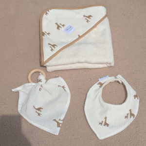 coffret de naissance couverture, hochet et bavoir girafon