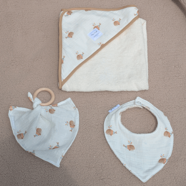 Coffret baleine hochet, bavoir et couverture