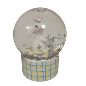 Boule à neige lapin avec papillon