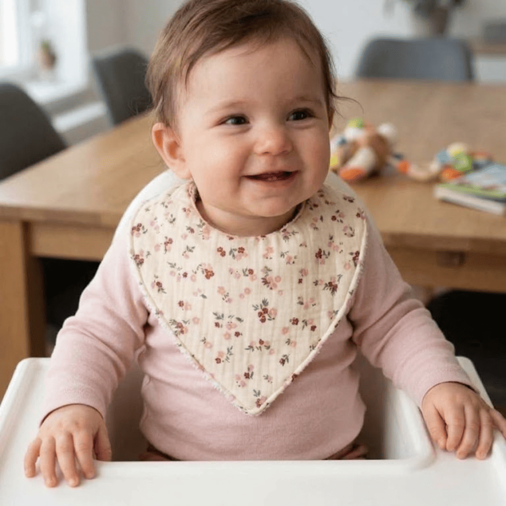 Bavoir bandana bébé Lilou à petites fleurs dans les tons terracotta et rose poudré – Petite Citrouille