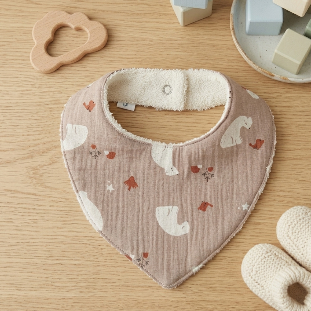 Bavoir marron clair avec quelques motifs