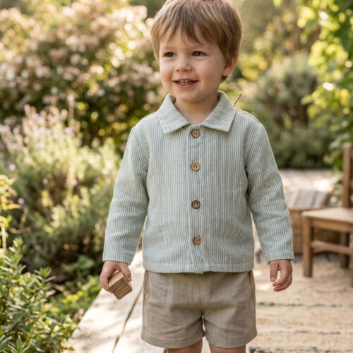 Petit garçon qui porte une chemise rayée vert/grise