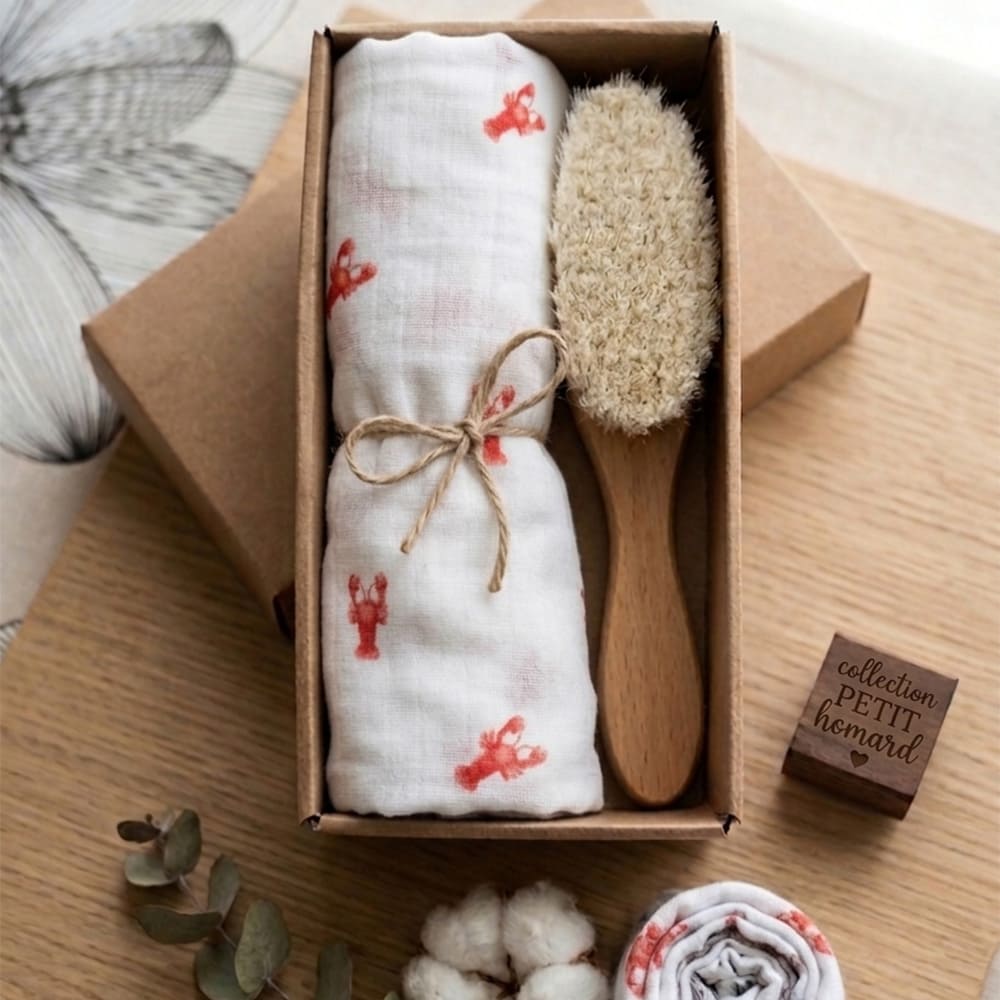coffret brosse et lange Le Petit Homard, posé sur une table à langer