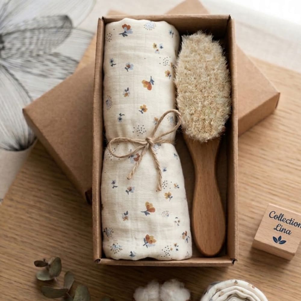 Coffret Lina, composé d'une brosse et d'un lange, posé sur une table