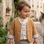 Petit garçon portant une veste réversible camel