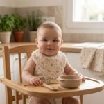 Bébé portant le bavoir anna, à motifs fleuris roses et verts
