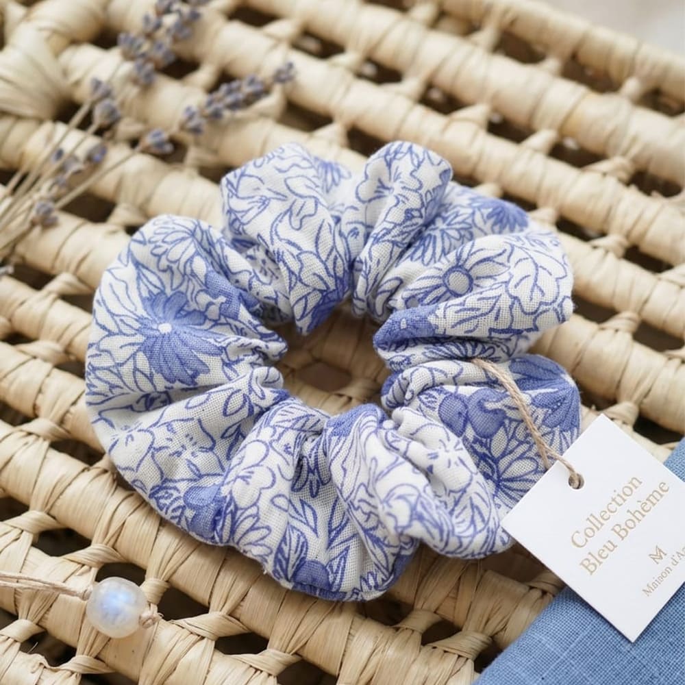 chouchou à motifs fleuris bleus, de la collection bleu bohème