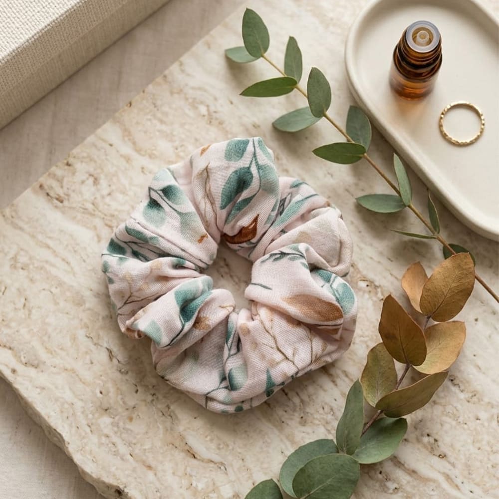 chouchou à motifs fleuris verts et marrons, de la collection fleur de coton