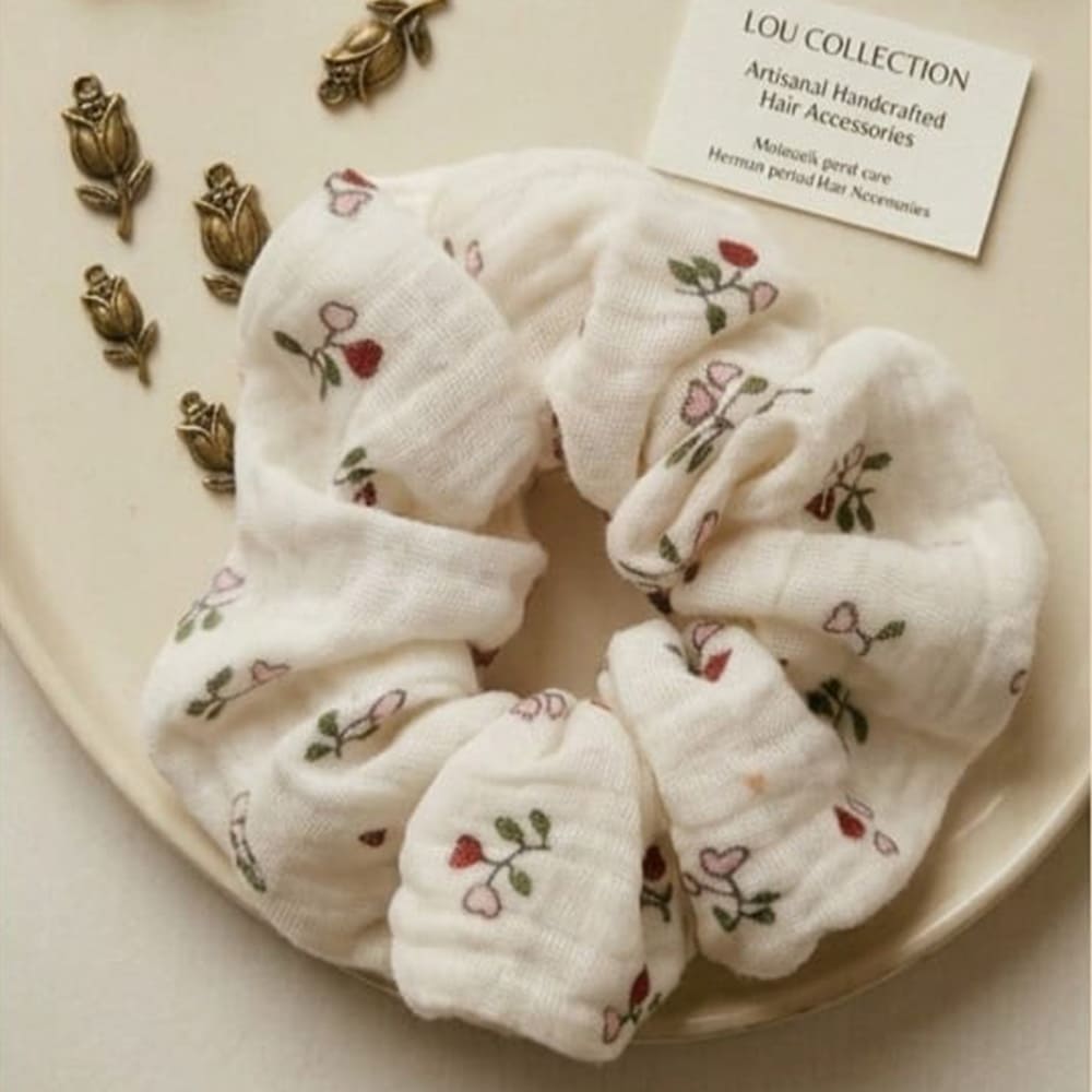 chouchou blanc à motifs fleuris verts, rouges et roses, de la collection lou