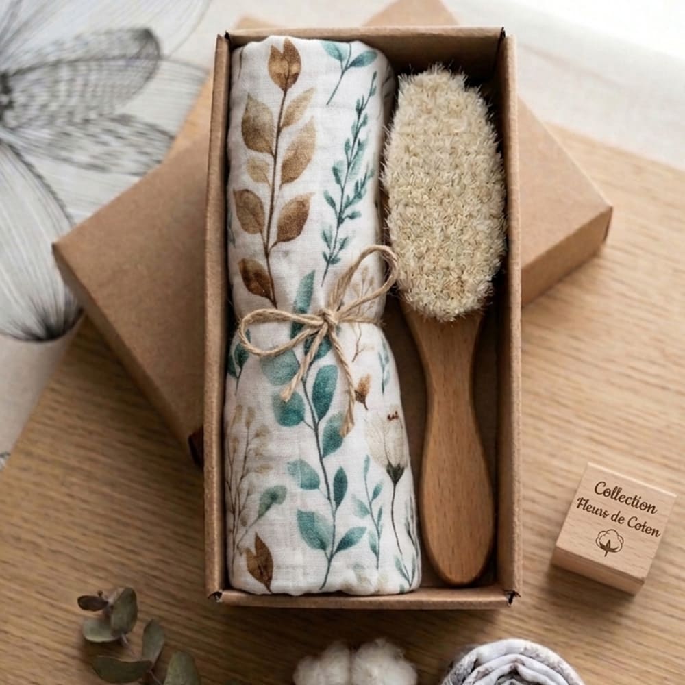 Coffret Douceur de coton, composé d'une brosse et d'un lange, posé sur une table