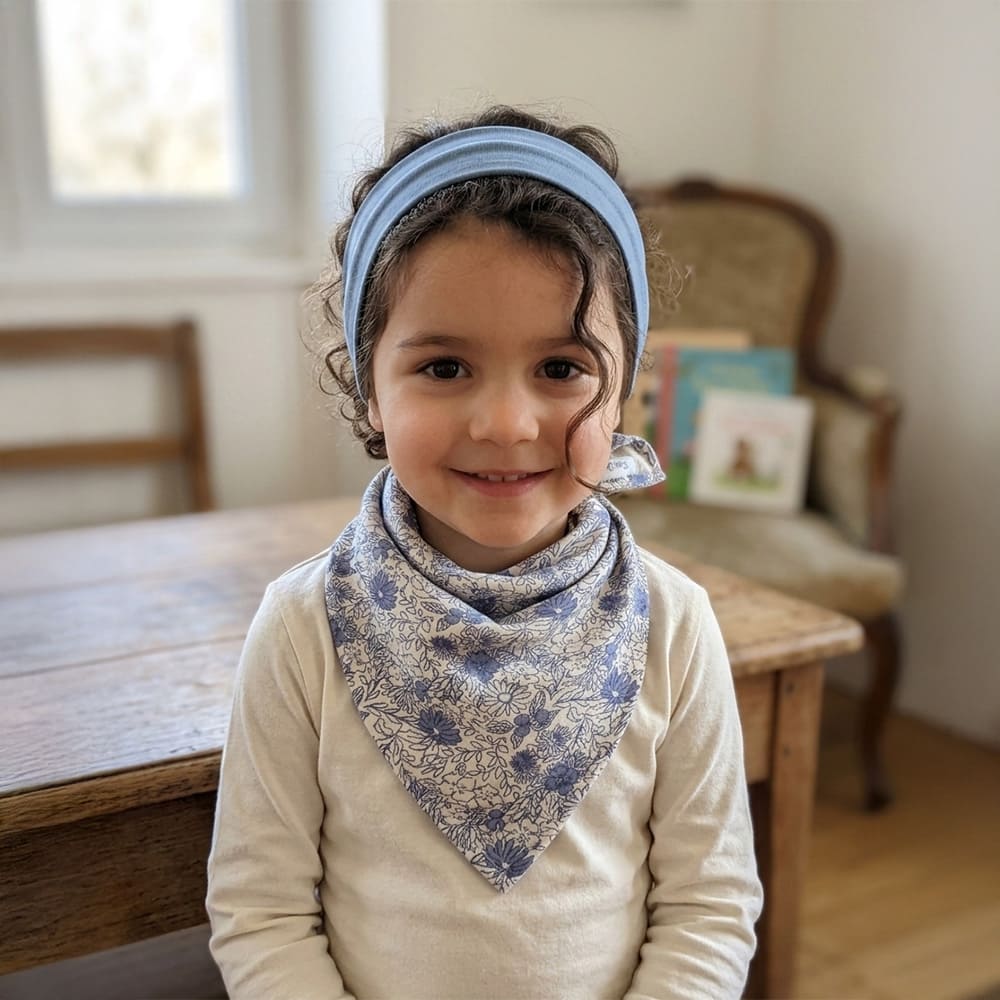 Petite fille portant le foulard bleu bohème, aux motifs bleus