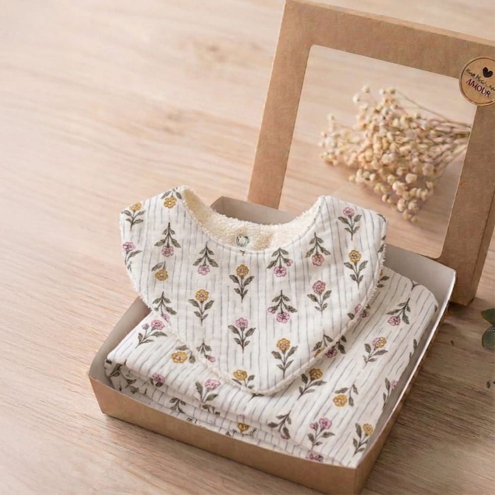 box Petite Citrouille Hortense, composée d'un bavoir et d'un lange, aux motifs fleuris