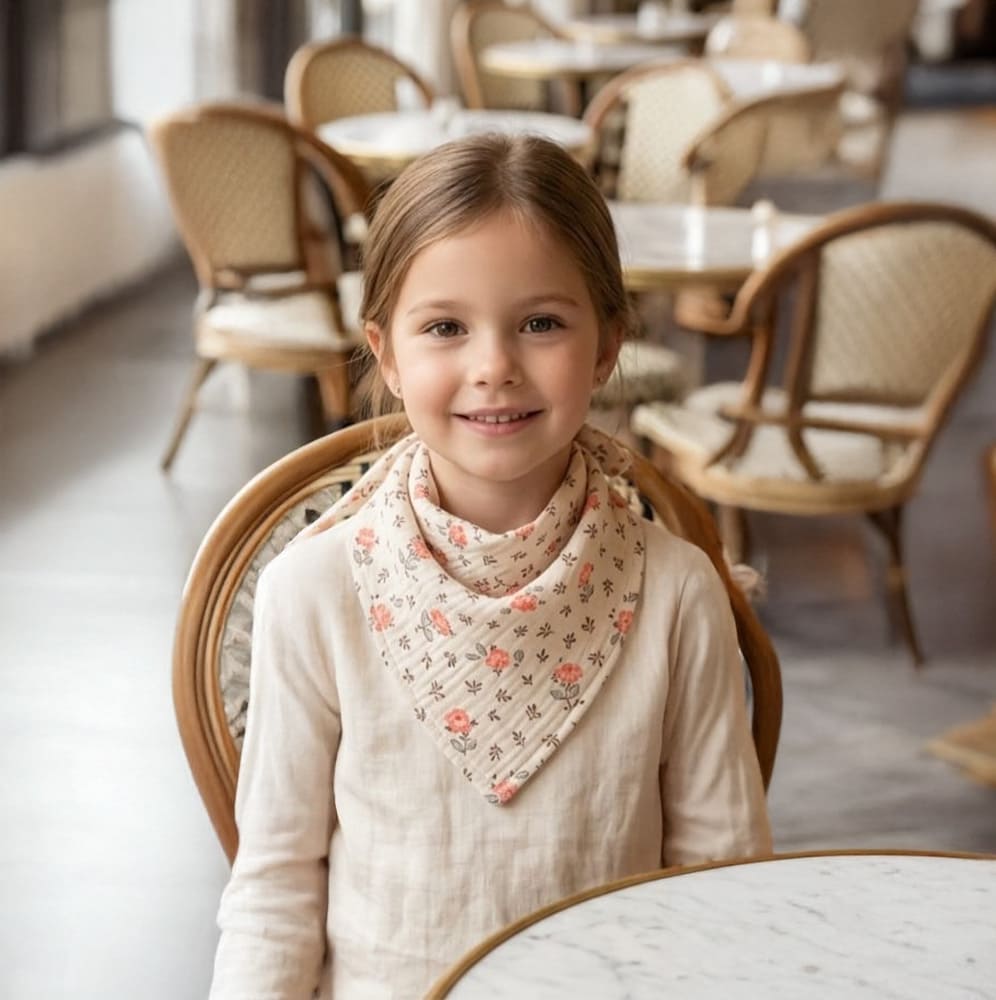 Petite fille portant le foulard Anna, fleurs roses et feuilles vertes
