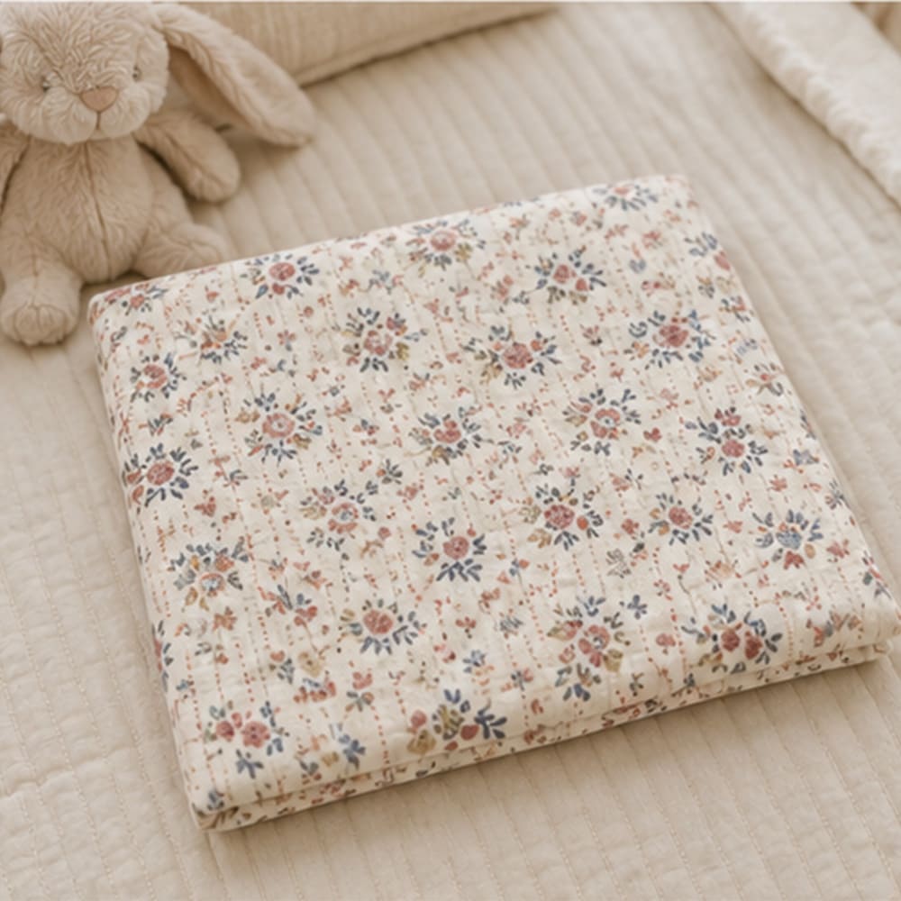 Lange Alma posé sur une commode, à motifs fleuris bleus violet sur fond blanc