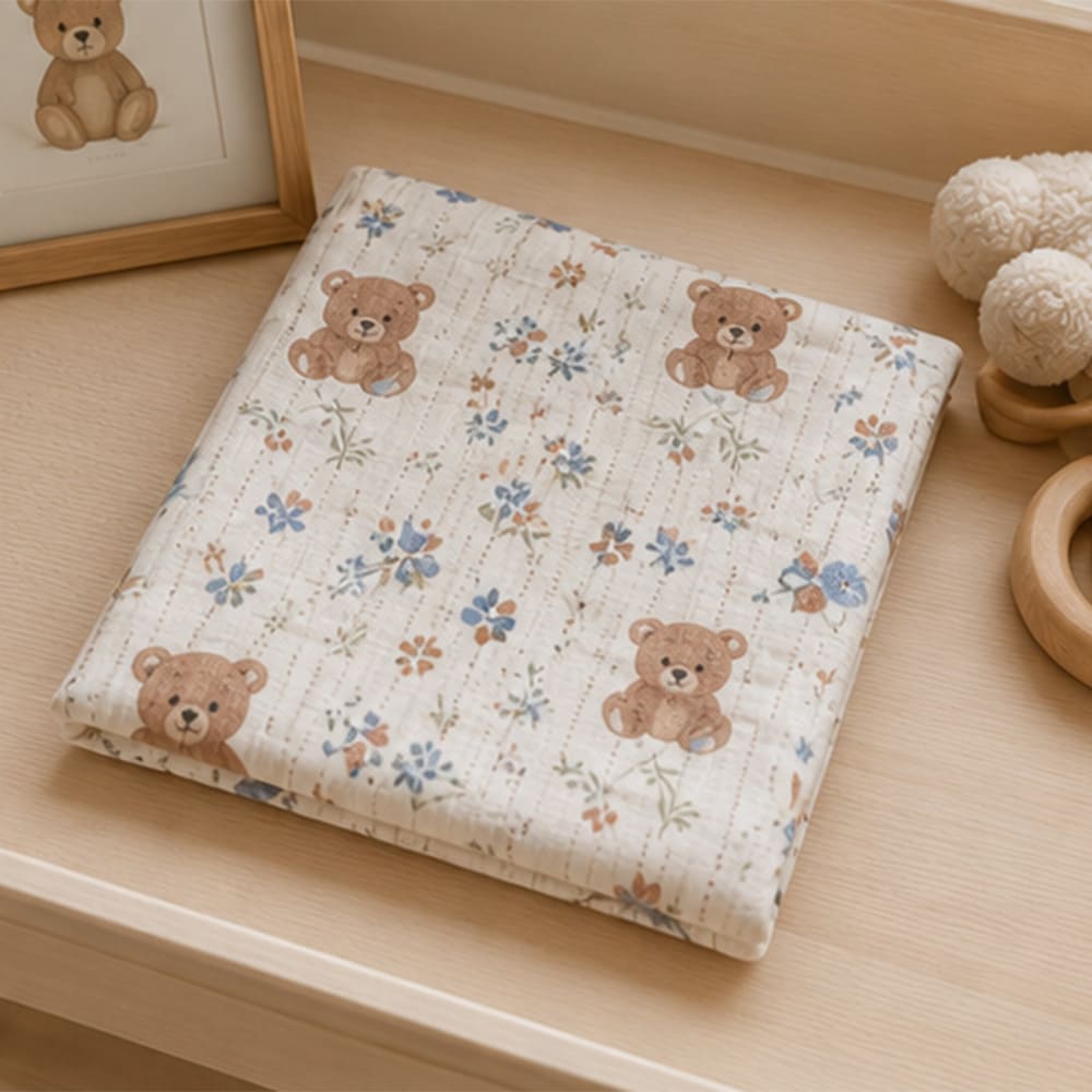 Lange Basile posé sur une commode, aux motifs fleuris gris foncé roses et nounours marron