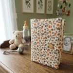 Protège carnet de santé, aux motifs automnales oranges, bleus foncés et vert sauge