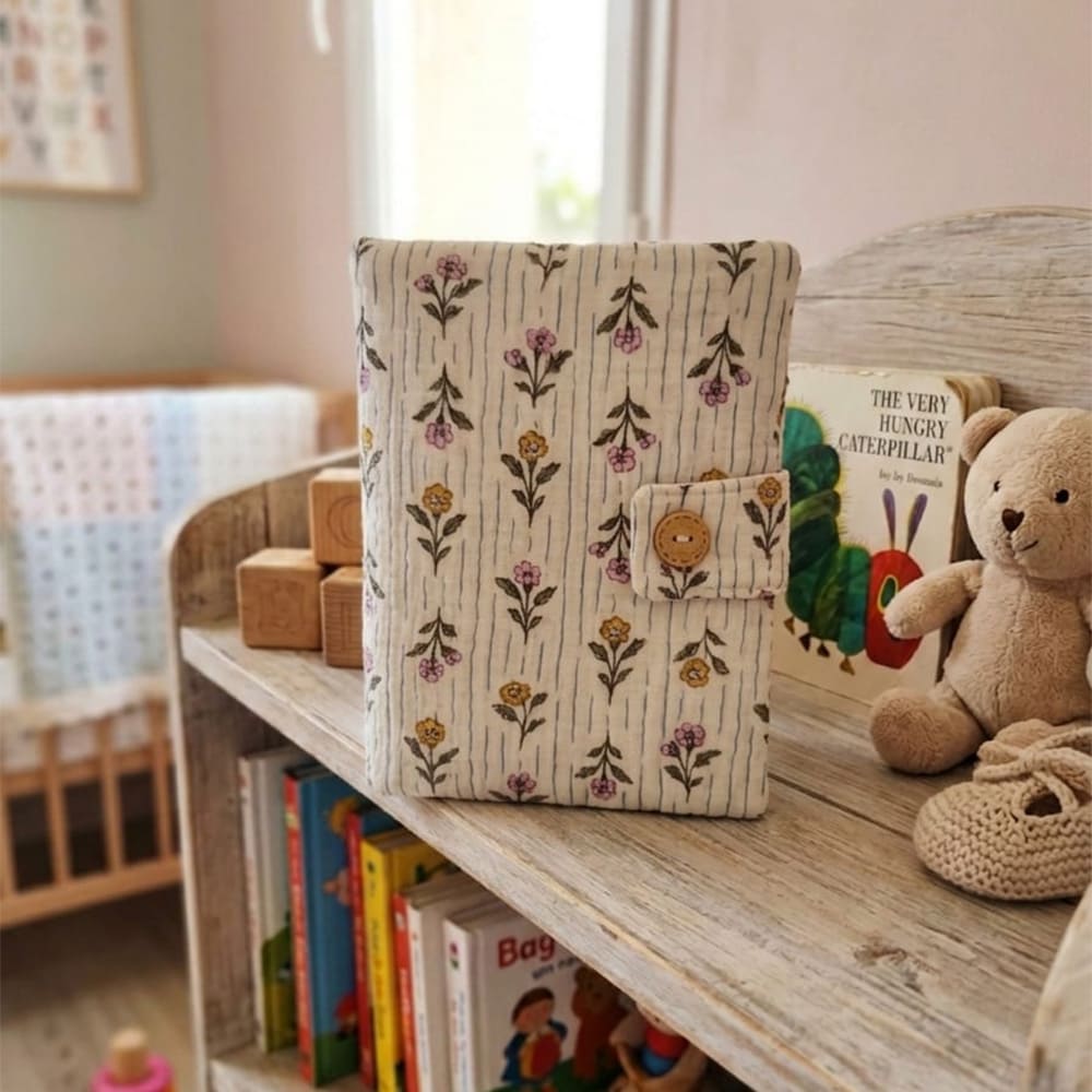 Protège carnet de santé, collection Hortense, à motifs fleuris