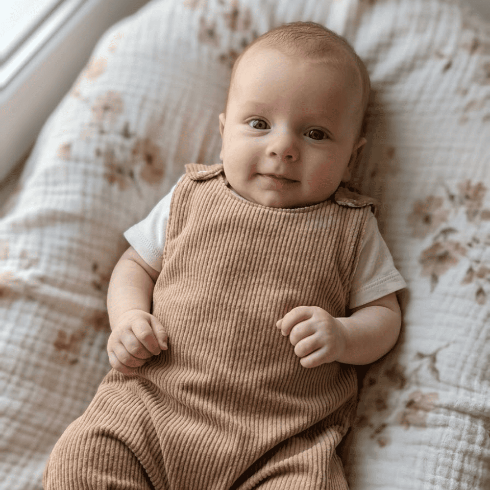 Bébé portant la salopette en velours Antone