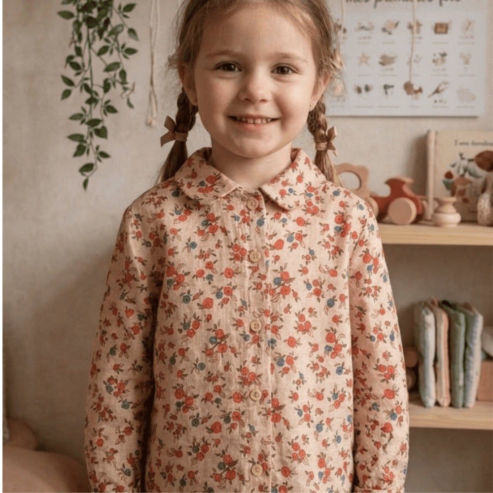 Petite fille portant la blouse Emmy, à motifs floral coloré