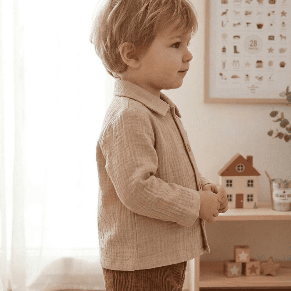 Petit garçon de profil portant la chemise Elouan, couleur lin