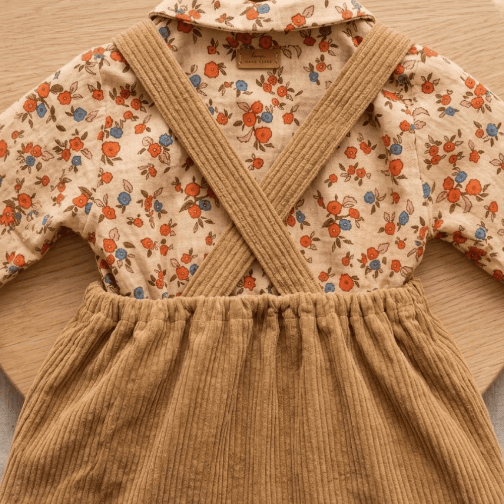 Robe en velours Emmy posée, avec les bretelles croisées visibles