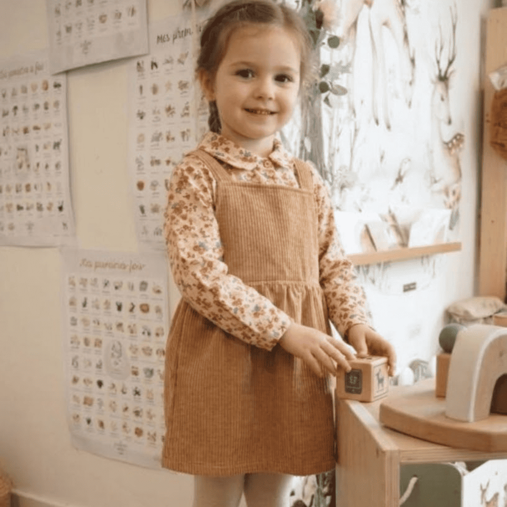 Petite fille portant la robe en velours Emmy