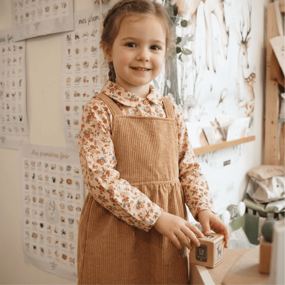 Petite fille portant la robe en velours Emmy